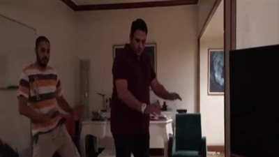 أكرم حسني يتدرب على رقصة إعلان إحدى شركات الاتصالات | فيديو