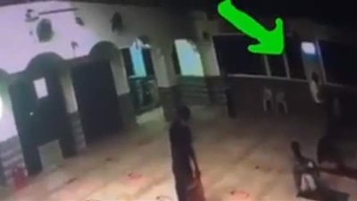 حسن الخاتمة.. لحظة وفاة مصلٍّ أثناء صلاة العشاء في مسجد بالغردقة | فيديو