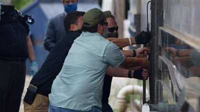 اللقطات الأولى لاقتحام القنصلية الصينية في مدينة هيوستن الأمريكية | صور