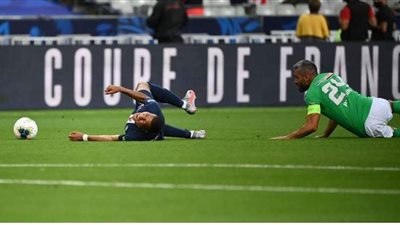 لخطورة إصابته... مبابي يفسد فرحة باريس سان جيرمان بالتتويج بكأس فرنسا | فيديو وصور