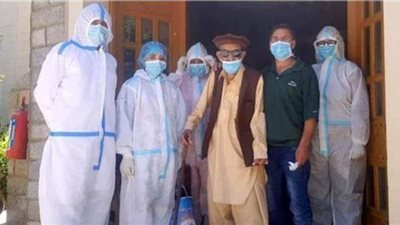 عمره 103 أعوام وتزوج 5 مرات ومات 9 من أبنائه.. أكبر  مسن في العالم يهزم كورونا | صور