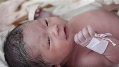 النيابة تحقق في اتهام طبيب بإحداث عاهة مستديمة لطفلة أثناء ولادتها