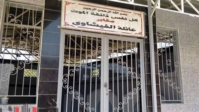 4 سيدات ورجلان.. من زار فاروق الفيشاوي في ذكرى وفاته الأولى؟