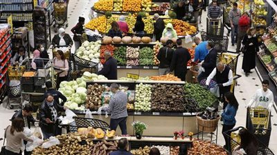 بسبب تداعيات فيروس كورونا.. زيادة الإقبال على شراء بعض السلع