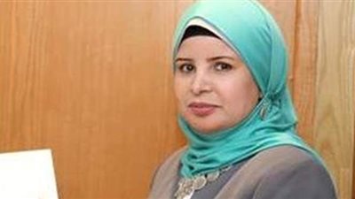 محافظ قنا يسلم رئيسة مدينة نقادة نماذج قرارات قبول التصالح بعد اعتمادها