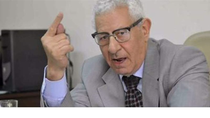 الكاتب مكرم محمد