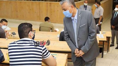 جولة تفقدية لرئيس جامعة جنوب الوادي لامتحانات كليتي  التجارة والتربية | صور