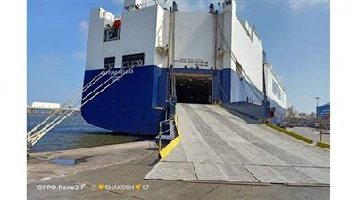 ميناء الإسكندرية يستقبل ٦٤ سفينة للشحن والتفريغ