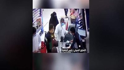 كويتي يعتدي على مقيم مصري أثناء عمله ويوجه له صفعات متتالية | فيديو