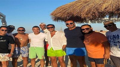 السقا ومحمد إمام وأحمد رزق في شواطئ الساحل الشمالي | صور