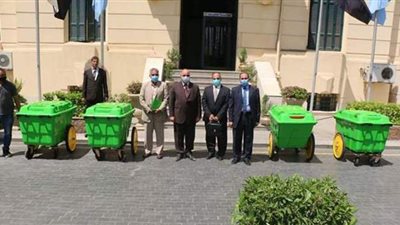 القاهرة تتسلم ١٠ صناديق قمامة هدية احتفالا بعيدها القومي