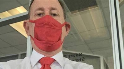 أمريكي ينسق ألوان الكمامات مع ربطات العنق بطريقة مذهلة | صور