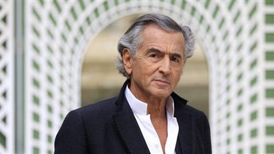 ما الذي يفعله الصحفي الفرنسي المثير للجدل برنار هنري ليفي في غرب ليبيا؟