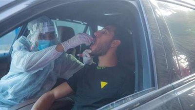 حمدي فتحي يجري المسحة الطبية