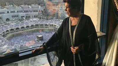 أسرة رجاء الجداوي تنشر صورا لها من أمام الحرم المكي