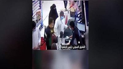 المصري المعتدي عليه في الكويت: لن أتنازل عن حقي  ومستمر في عملي