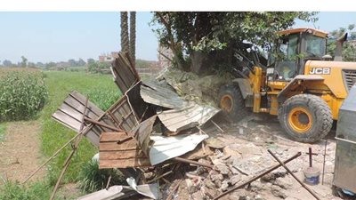 إزالة ١٥ حالة تعد على أملاك الدولة  بكفر شكر بالقليوبية