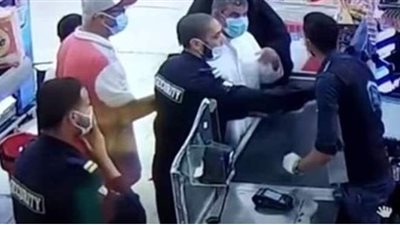 إهانة الكاشير المصري مرة ثانية في الكويت على يد المعتدي داخل قسم الشرطة