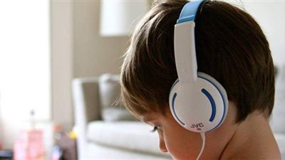 احذر.. 4 مخاطر لسماعات الرأس على أذن أطفالك