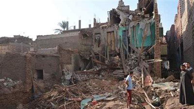 نائب محافظ المنيا يتفقد موقع انهيار جزئي لمنزل بطهنشا | صور