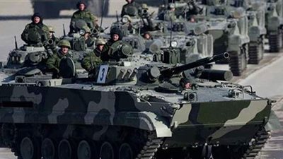 تصادم مدرعات عسكرية بيلاروسية وسط مينسك | فيديو