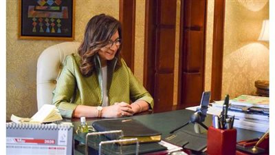 وزيرة الهجرة ترد على استفسارات المواطنين بشأن عودتهم لمقار عملهم بدول الخليج