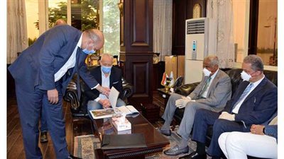 محافظة الأقصر تبحث سبل تنفيذ مجموعة فنادق الفور سيزون بالشرق الاوسط