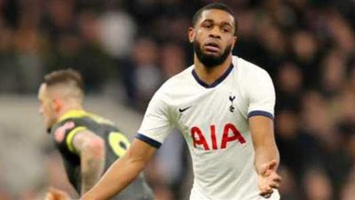 توتنهام يجدد عقد مدافعه الشاب