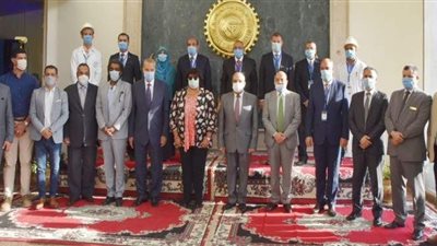 وزيرا الثقافة والإنتاج الحربي يتفقدان أول نموذج للمسارح المتنقلة