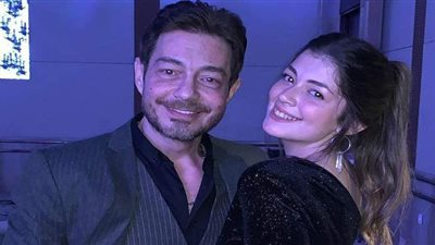 ابنة أحمد زاهر لمنتقدي صورة والدها وشقيقتها: مش مستنين واحد متخلف زيك يقولنا رأيه