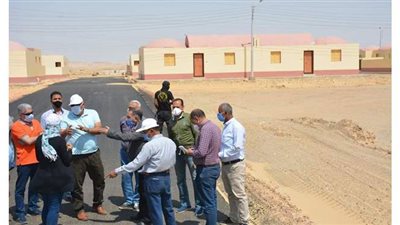 محافظ الوادى الجديد يتابع سير العمل بالقرى النموذجية بالخارجة