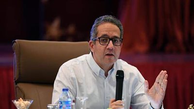 السياحة والآثار تدرس مقترحات تطوير محافظة الاسكندرية وإنشاء فنادق جديدة