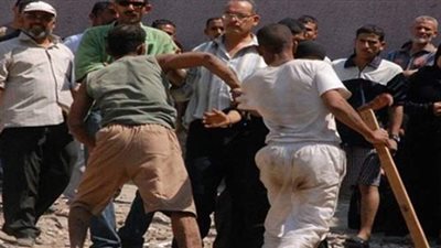 بالأسماء.. إصابة 8 أشخاص في معركة بالشوم بقنا