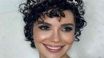 سونجول أودان بإطلالتين مختلفتين في حفل زفافها