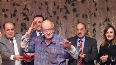 محمود سعد يستعرض لقطات مؤثرة من جنازة طبيب الغلابة | فيديو