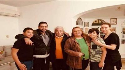 أحمد فلوكس ينشر صورة مع عائلته: ليس لي غيرهم