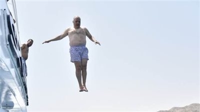 «السويدي» يكشف حقيقة صورته بالمايوه في طابا