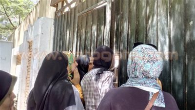 بالصور.. أولياء الأمور يطمئنون على أبنائهم بلجنة المنيرة في القاهرة