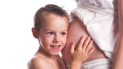 أقضى على غيرة طفلك من المولود الجديد أثناء الحمل