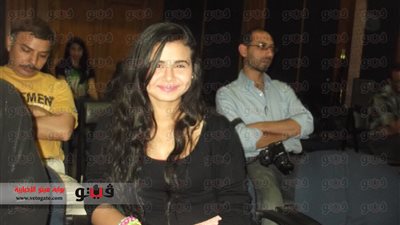 منة عرفة تعود من جمصة بعد عرض مسرحية 