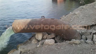 بالصور.. مواسير صرف مصانع السكر كارثة تهدد أهالي قنا «تقرير»