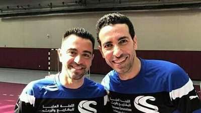 أبو تريكة ينشر صورة له مع نجم برشلونة ويعلق: «انتظرونا في رمضان»