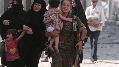 بالصور.. سورية تحرق النقاب بعد تحريرها من «داعش»