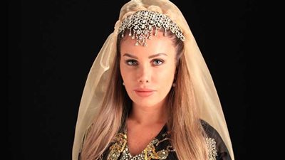 نيكول سابا تغني «كايدة العزال أنا من يومي» بطريقة كوميدية