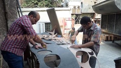 بالصور.. الانتهاء من تجهيز ديكورات عرض «بلد السلطان»