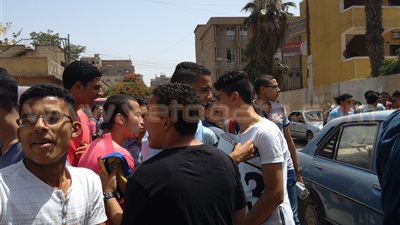 بالصور.. ارتياح بين طلاب الثانوية بالقليوبية عقب أداء امتحان الإحصاء