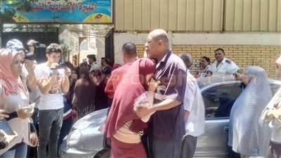 بالصور.. البكاء والحزن يسيطران على الطالبات بعد انتهاء «الإحصاء»