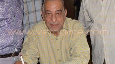 بالصور.. الفنان أحمد راتب يوقع عقد مسرحية «بلد السلطان»