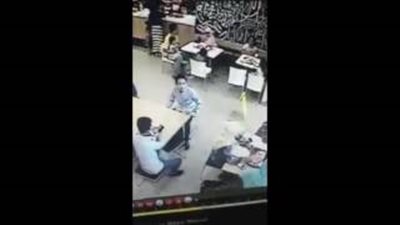 بالفيديو.. لحظة سرقة شابين لفتاة خليجية بطريقة ماكرة