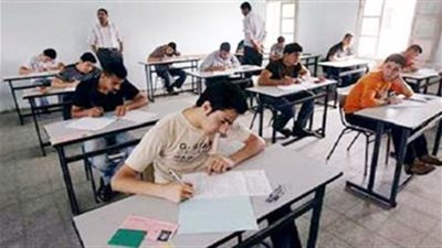 طلاب لجنة بالبدرشين يتركون كراسات إجابات «الإحصاء» خالية